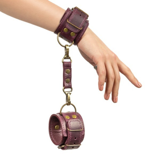 Шкіряні БДСМ наручники в подарунковій упаковці, фіолетові LOVECRAFT Handcuffs Purple