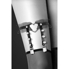 Сексуальная подвязка на ногу с сердечком и шипами из экокожи, черная Bijoux Pour Toi With Heart And Spikes Black