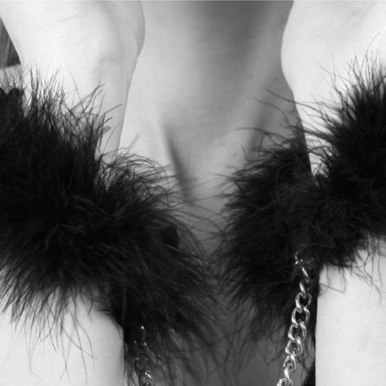 Пір'яні наручники для сексу в подарунковій упаковці Bijoux Indiscrets Za Za Zu Feather Handcuffs