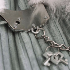 Металеві наручники для сексу з білою пухнастою обробкою Adrien Lastic Handcuffs White